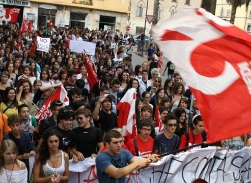 Studenti in piazza per “fare centro” a scuola