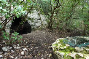  1) L’ingresso della Grotta dell’Abate e, a sinistra, un’antica cisterna per l’acqua