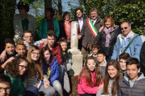 Sappanico (AN), 20 aprile 2015: un momento della cerimonia per la stele di Etles Rotondi, il Comune promette di restaurare e riposizionare anche quella di Gorizio Mastrorilli (foto Carretta)