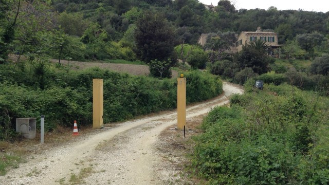 Sentiero “Fonte”, colonne e gazebo abusivi