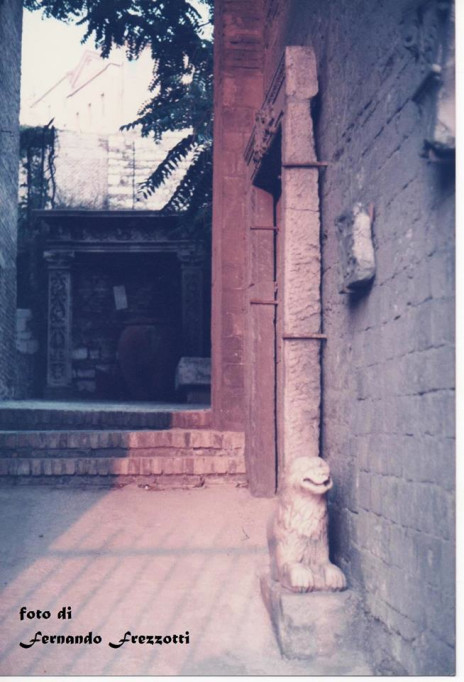  3) Uno dei due leoncini “ricompare” sotto l’arcone della Soprintendenza in una foto scattata da un lettore di Urlo, Fernando Frezzotti, nel 1985