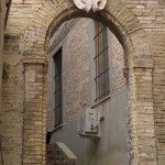 2) Portale con stemma religioso sul fianco sinistro della sede Inrca di via Birarelli