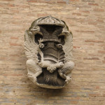 5) Scudo araldico della nobile famiglia Ferretti-Landriani sulla parte destra della facciata della sede Inrca di via Birarelli