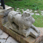 6) Statua raffigurante sfinge nell’atrio-giardino della sede Inrca di via Birarelli