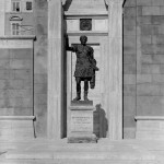 Ancona, anni ’30: la scenografica facciata, con le due sculture gemelle di aquila, che faceva da sfondo alla statua dell’imperatore Traiano all’inizio di via XXIX Settembre (foto d’epoca Fondo Corsini)