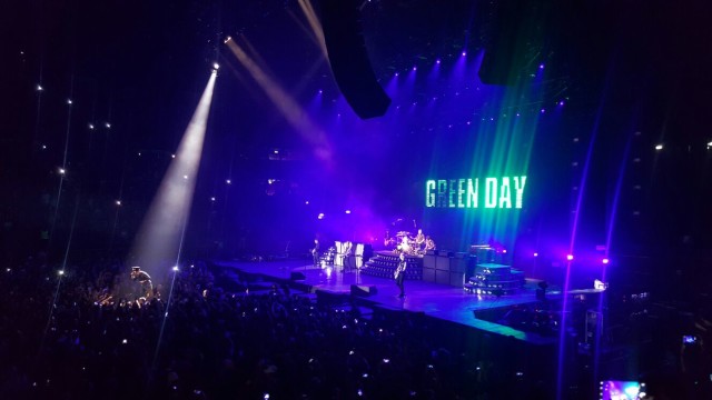 Milano brucia coi Green Day