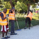 Richiedenti asilo impegnati in servizio volontario di pulizia a Piazza Cavour su iniziativa del Comune di Ancona (foto Comune di Ancona)